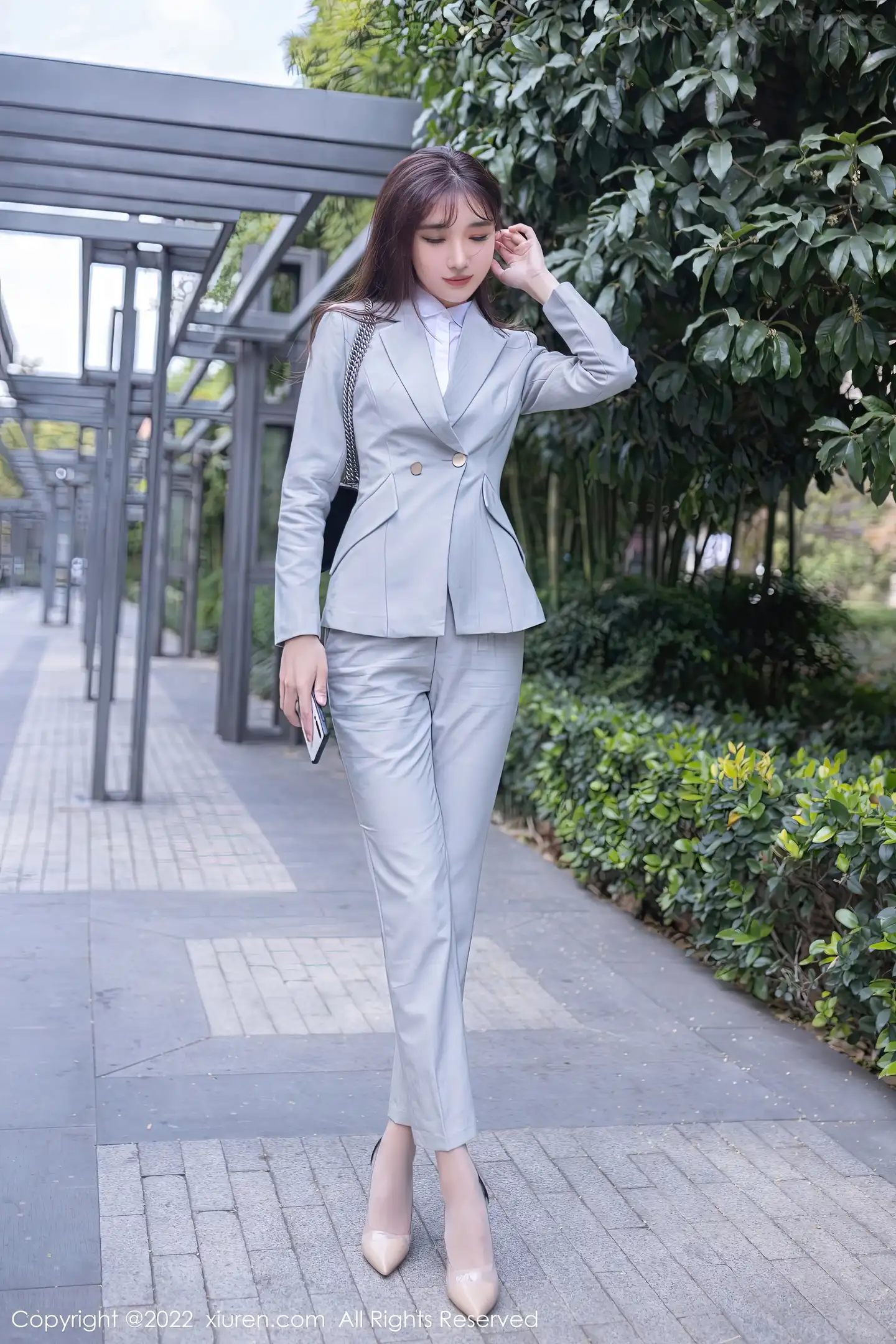 图片[3]-[XiuRen秀人网] VOL.5840 模特陆萱萱北京旅拍催眠主题脱灰色制服露红色蕾丝内衣诱惑写真80P-秀人网官方网站